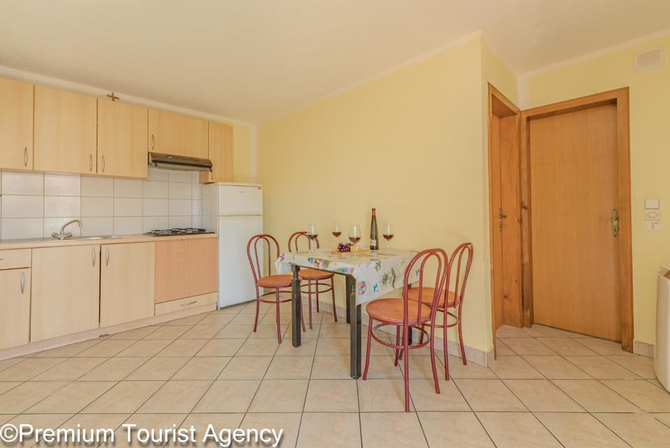 Kitchen or kitchenette, Dining area, stove
