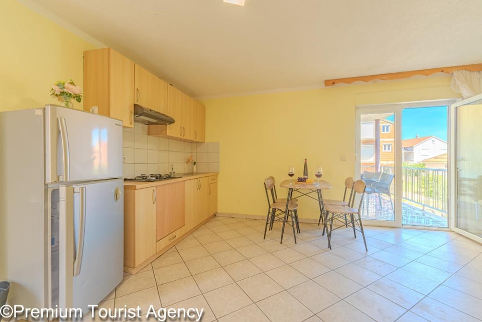 Kitchen or kitchenette, Dining area, stove