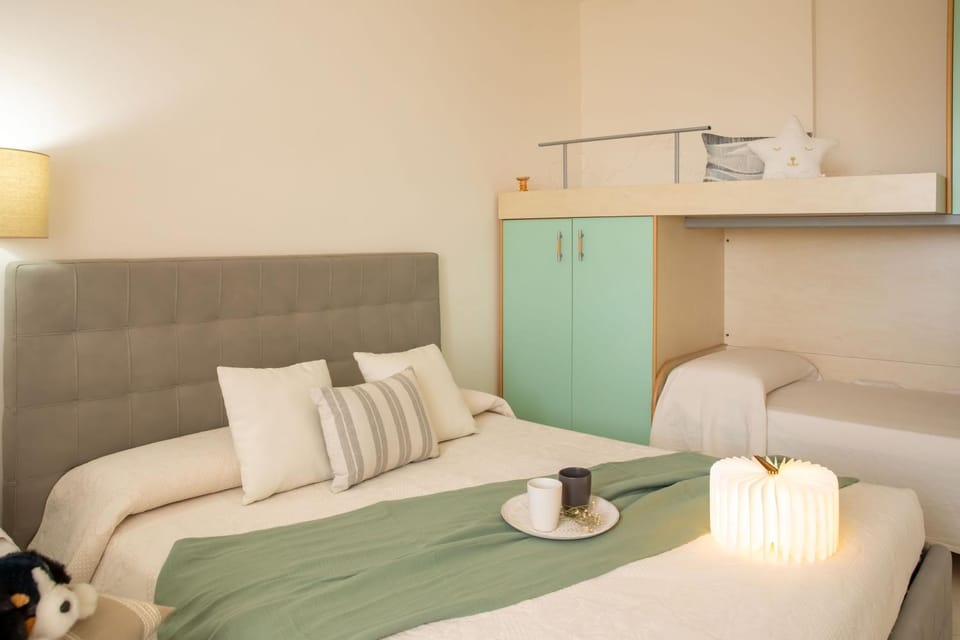 Photo of the whole room, Bedroom