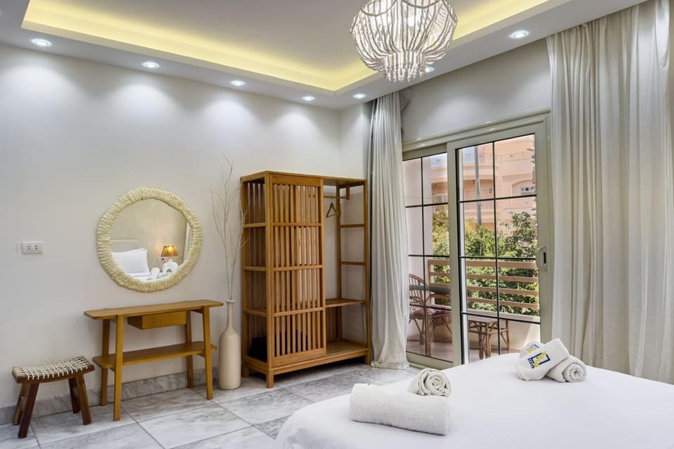 Ample & Artistic 2BDR Apt 15 min to CAI Airport Apartment in New Cairo City