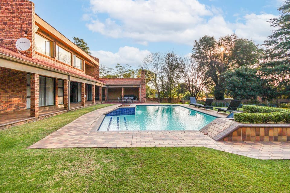 Property building, Garden, Swimming pool