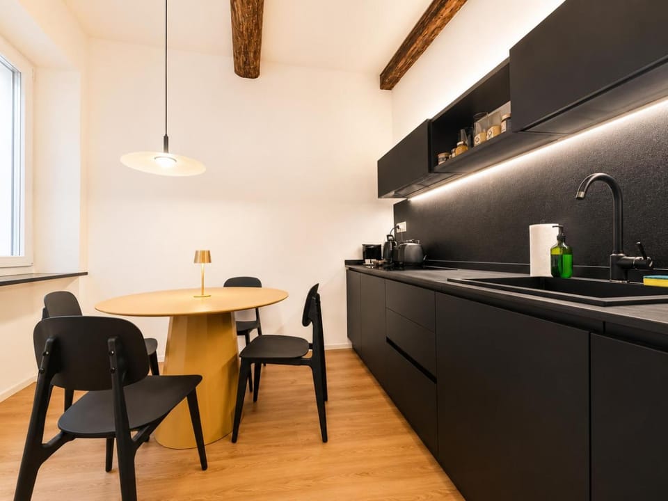 Kitchen or kitchenette, Dining area