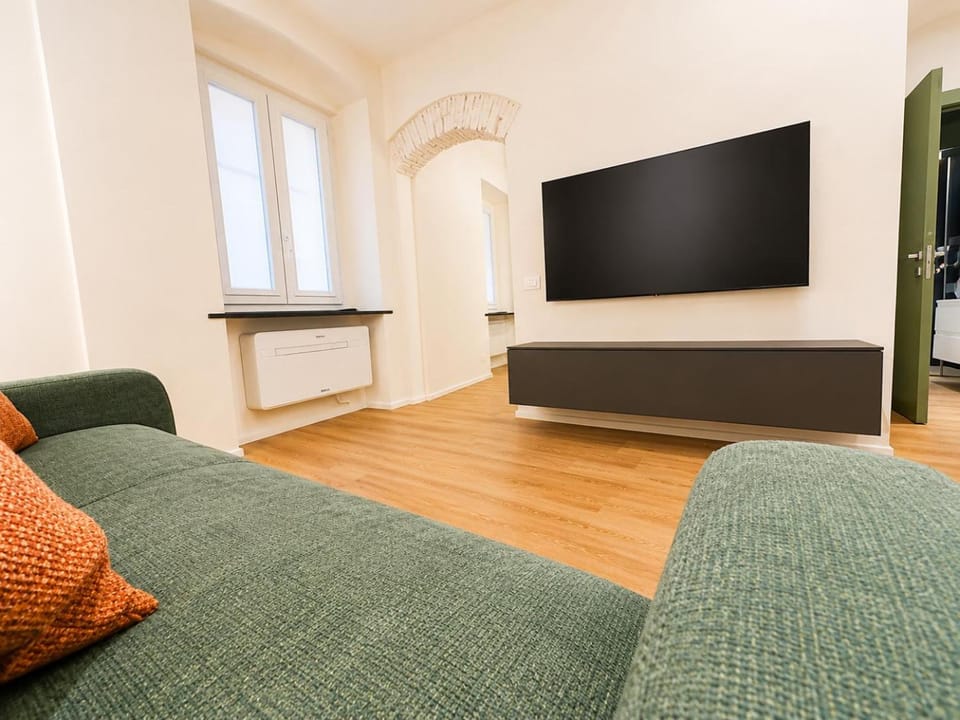 TV and multimedia, Living room, Seating area, Evening entertainment