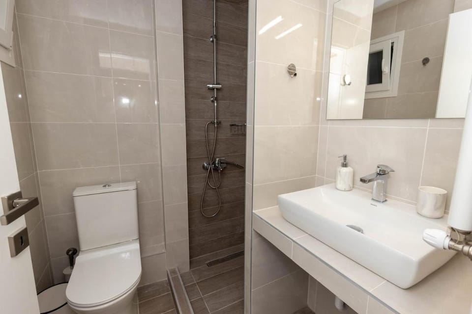 Shower, Toilet, towels