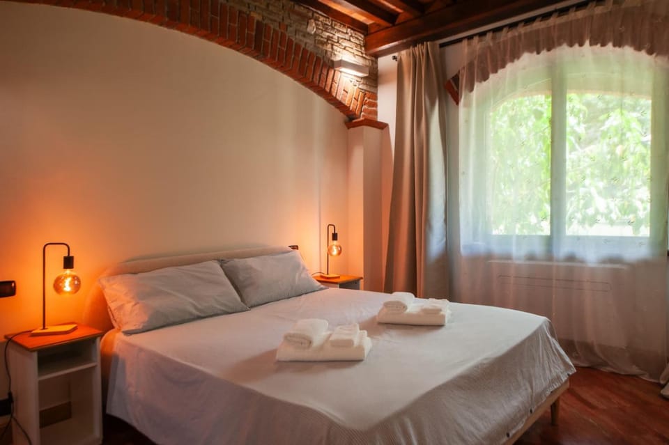 Photo of the whole room, Bedroom, towels