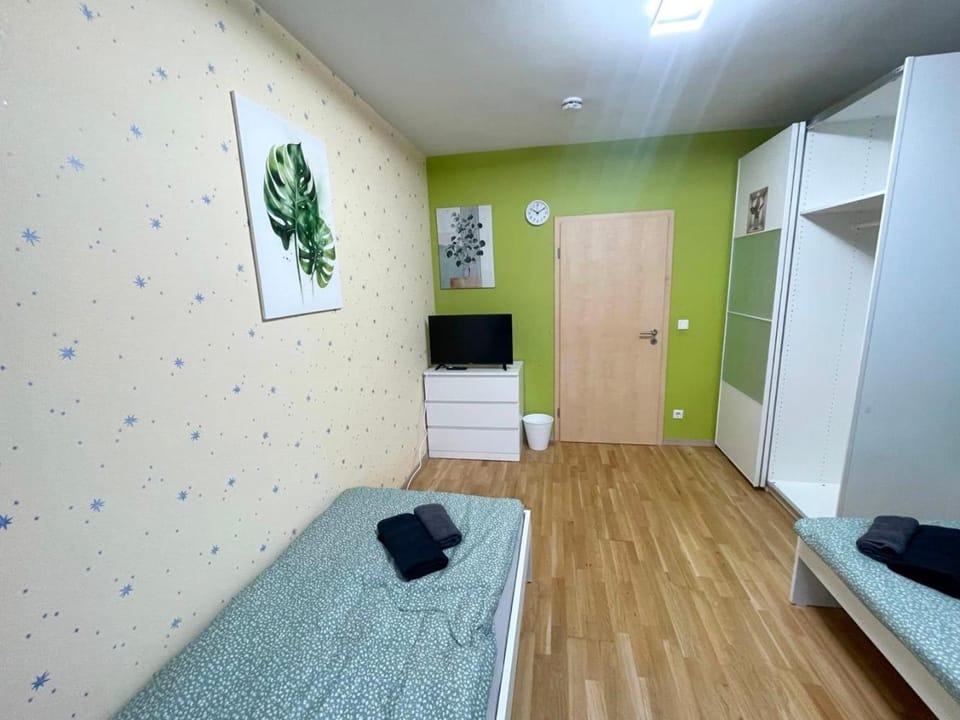 Bed, TV and multimedia, Photo of the whole room, Bedroom, towels, wardrobe