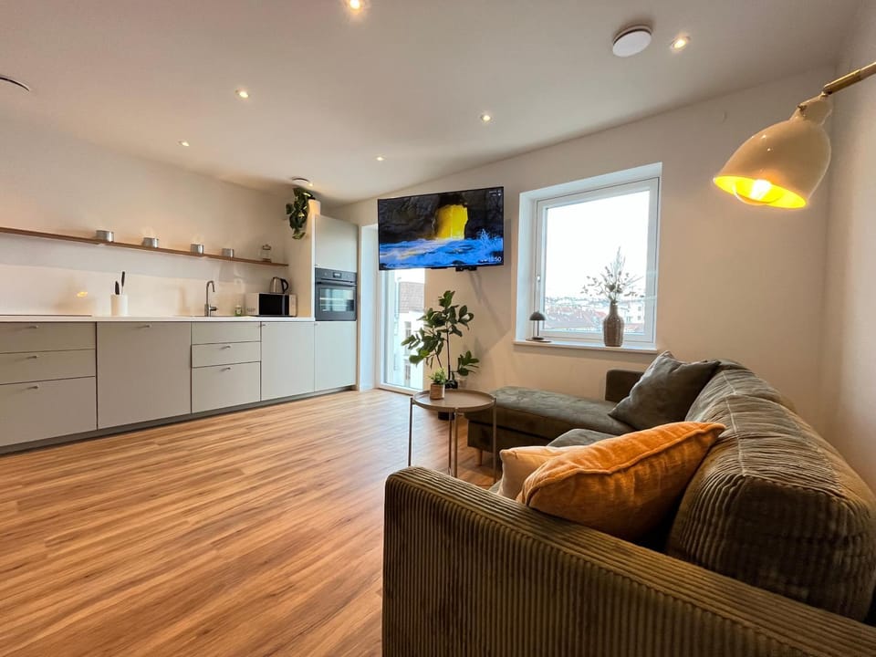 TV and multimedia, Kitchen or kitchenette, Living room, Seating area