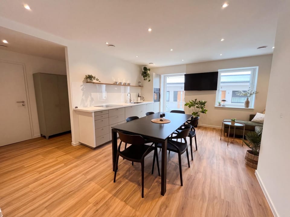 TV and multimedia, Kitchen or kitchenette, Living room, Seating area, Dining area