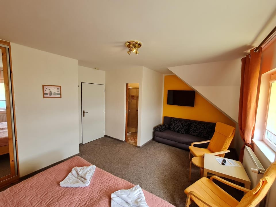 Bed, TV and multimedia, Photo of the whole room, Seating area, Bedroom, towels, wardrobe