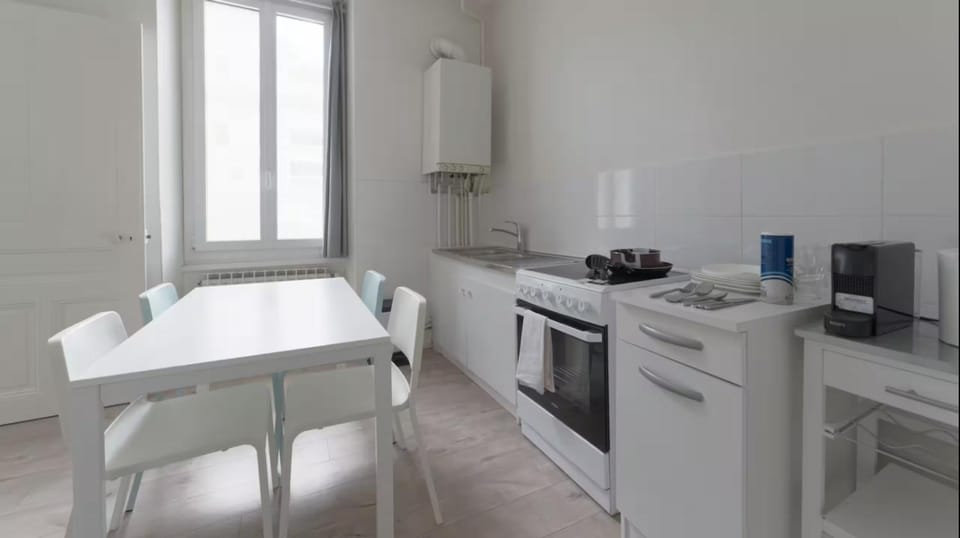 Coffee/tea facilities, Kitchen or kitchenette, Dining area, dishwasher, oven, stove, toaster