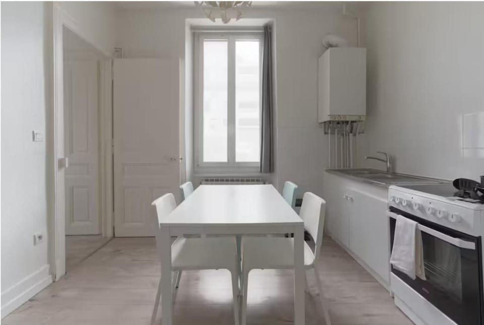 Kitchen or kitchenette, Dining area, stove