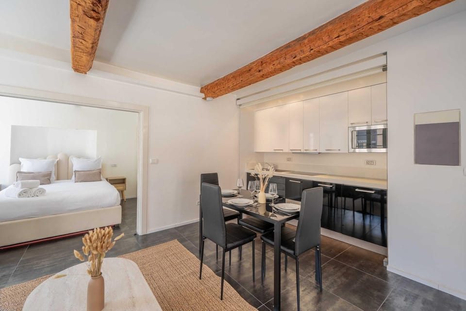 Bed, Dining area