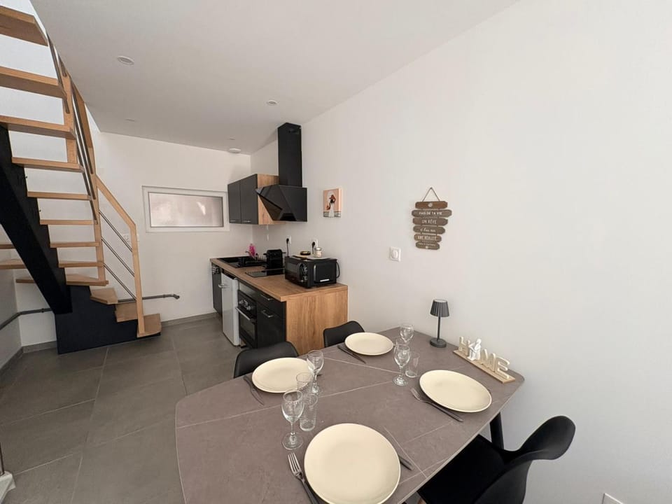 Kitchen or kitchenette, Dining area, stove