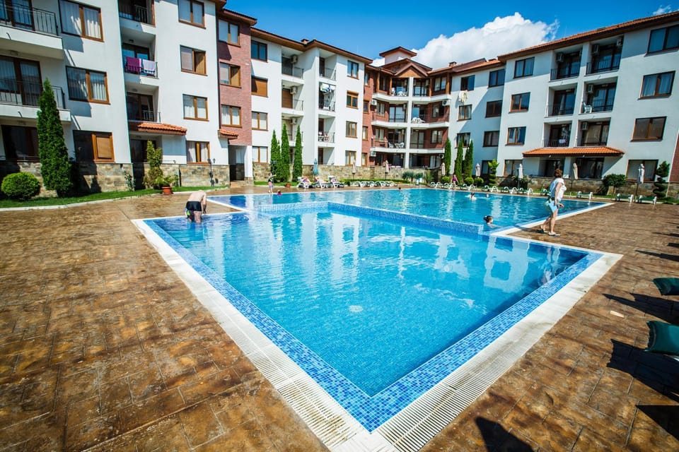 Day, Guests, Swimming pool