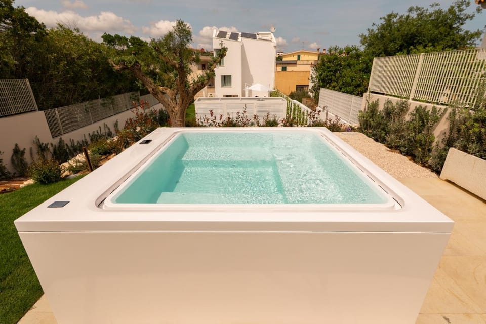 Garden, Hot Tub