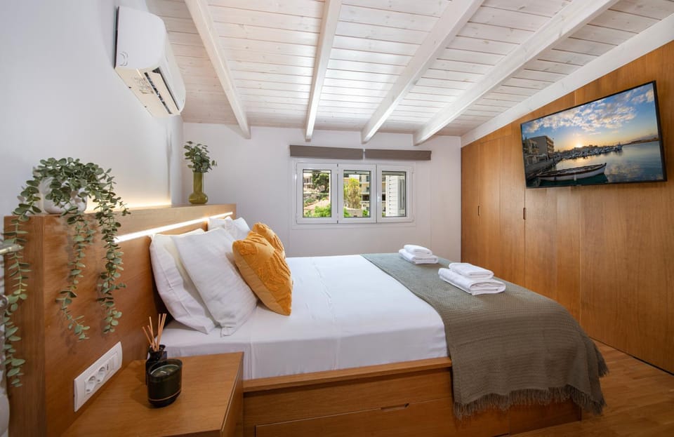 Bed, TV and multimedia, Photo of the whole room, Bedroom, towels, air conditioner