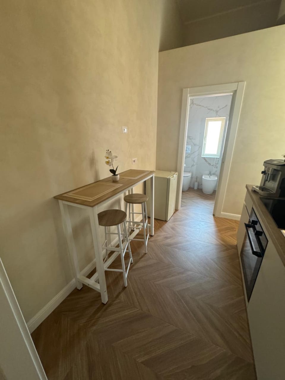 Kitchen or kitchenette, Dining area