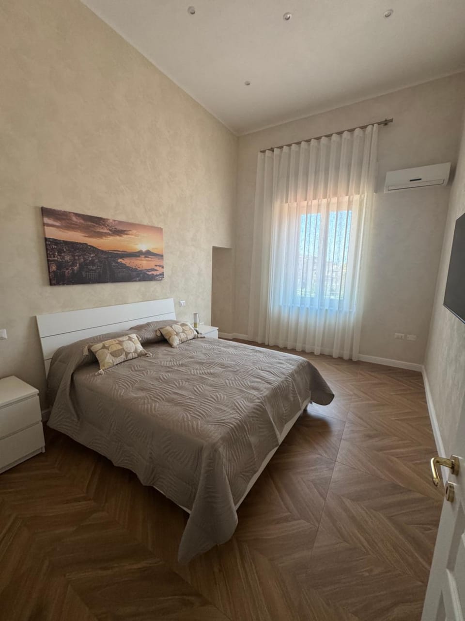 Bed, TV and multimedia, Photo of the whole room, Bedroom