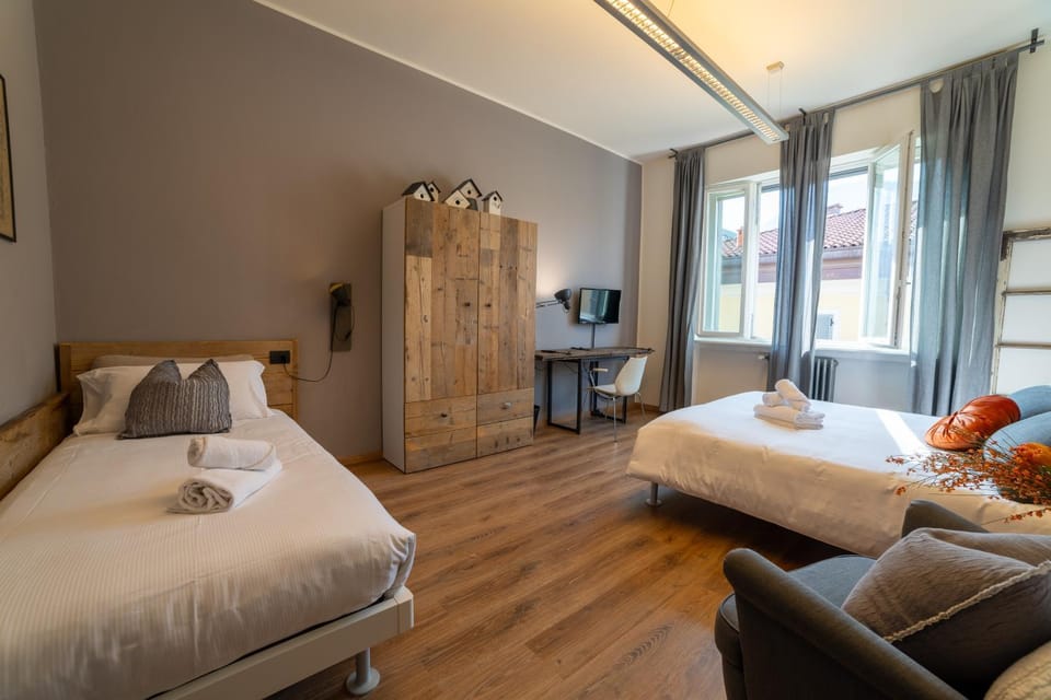 Bedroom, fireplace