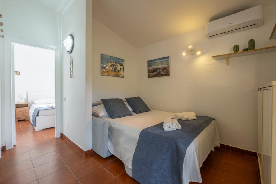 Bed, Photo of the whole room, Bedroom, towels, air conditioner