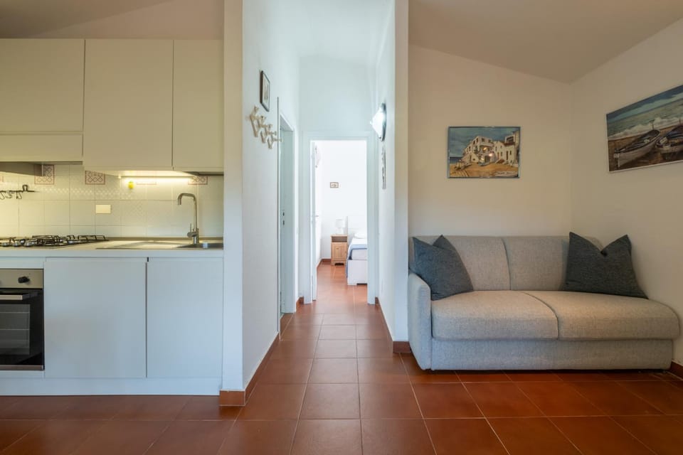 Communal lounge/ TV room, Kitchen or kitchenette, Living room, Seating area, Dining area, oven