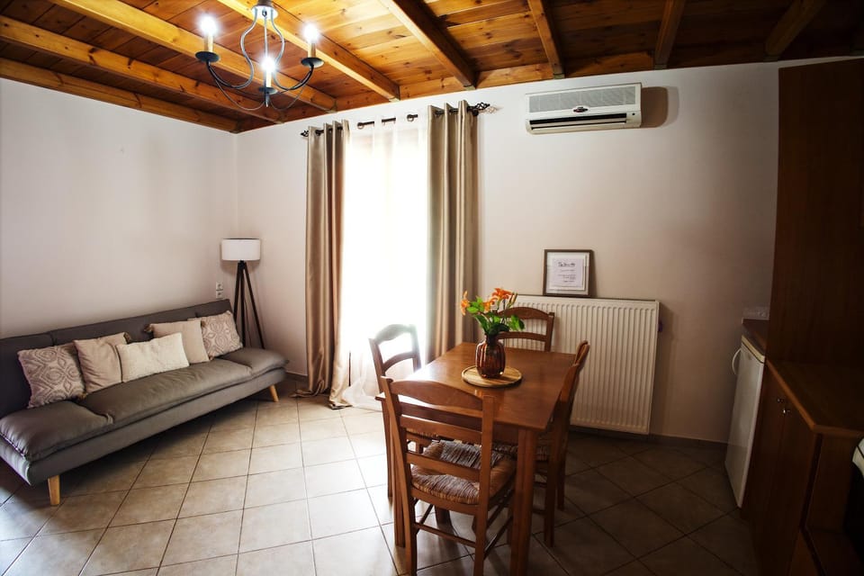 Kitchen or kitchenette, Living room, Seating area, Dining area, internet, air conditioner
