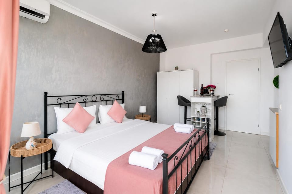 Bed, TV and multimedia, towels, air conditioner