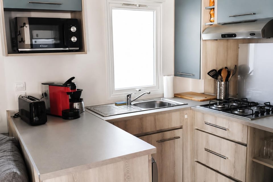 Coffee/tea facilities, dishwasher, microwave, oven, stove, toaster, washing machine, dryer, kitchen