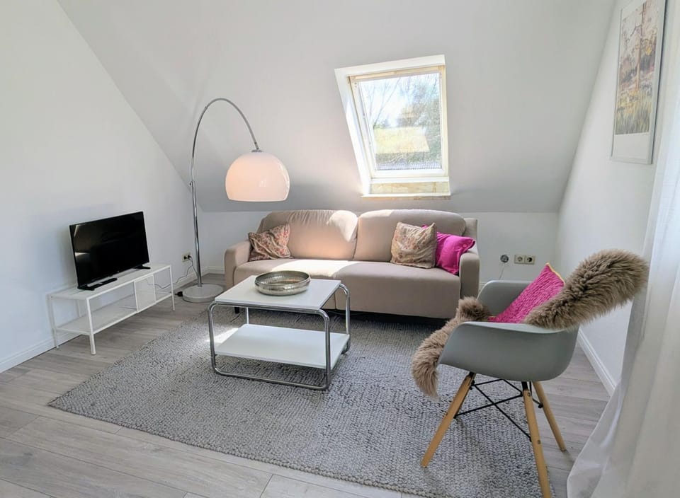 TV and multimedia, Living room, Seating area, Evening entertainment