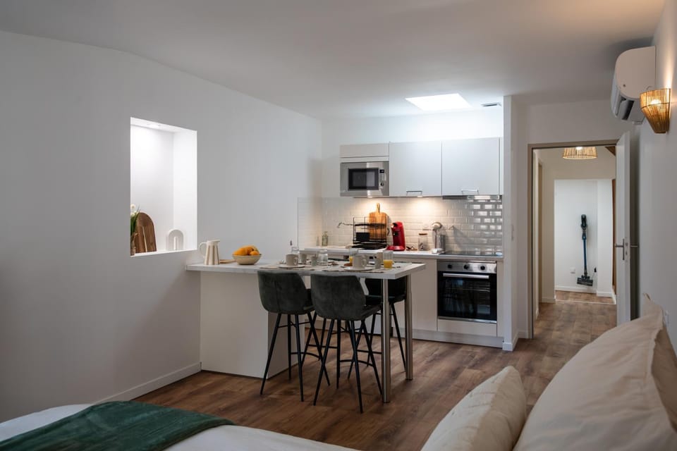 Kitchen or kitchenette, Dining area, oven, stove, toaster