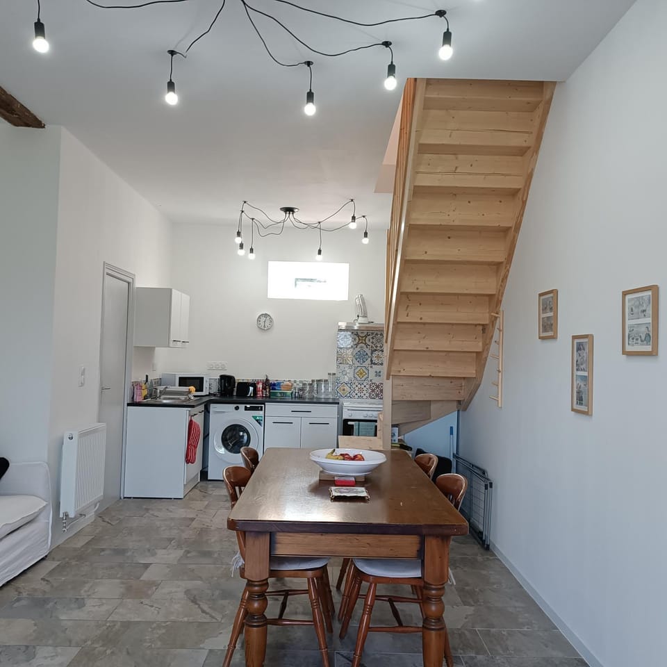 Pyrenees Vue Gite - Owl - Vues Fantastique, Petit-Déjeuner, Calme, Piscine, Parking - Brand New House in Occitanie