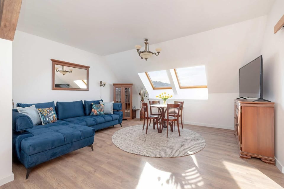 TV and multimedia, Living room, Seating area, Evening entertainment
