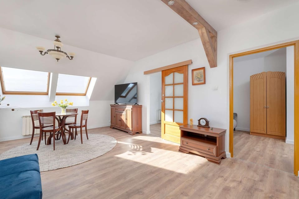 TV and multimedia, Living room, Seating area, wardrobe