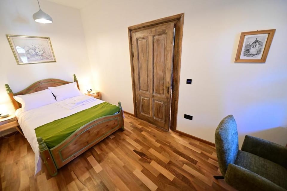 FLH - Charlie's Nest - AC - Old Town Apartment in Sibiu
