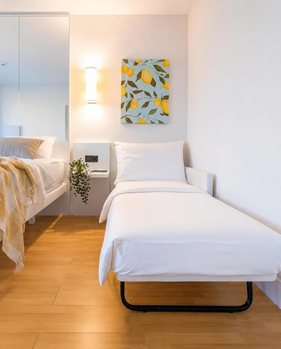 Bed, Photo of the whole room, Bedroom, towels