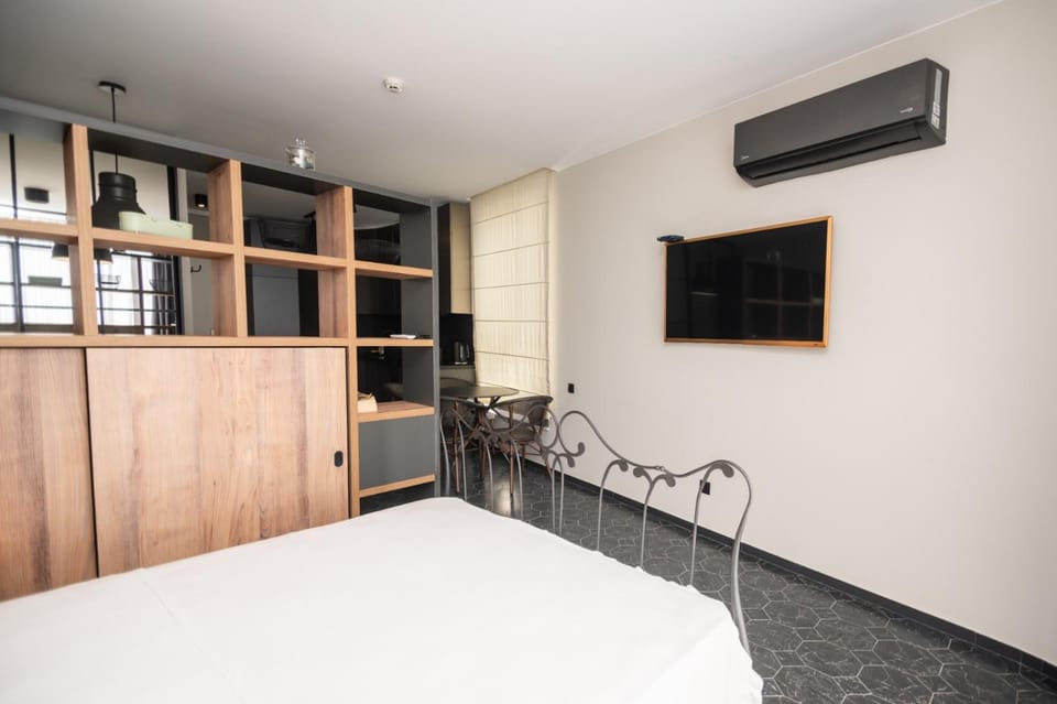 TV and multimedia, Photo of the whole room, Bedroom, wardrobe, air conditioner