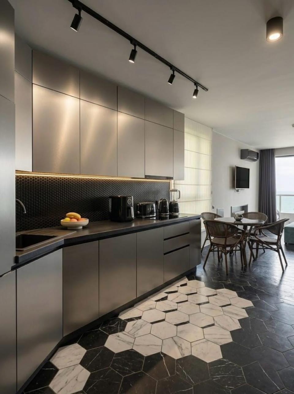 TV and multimedia, Kitchen or kitchenette, Dining area, toaster, kitchen, air conditioner