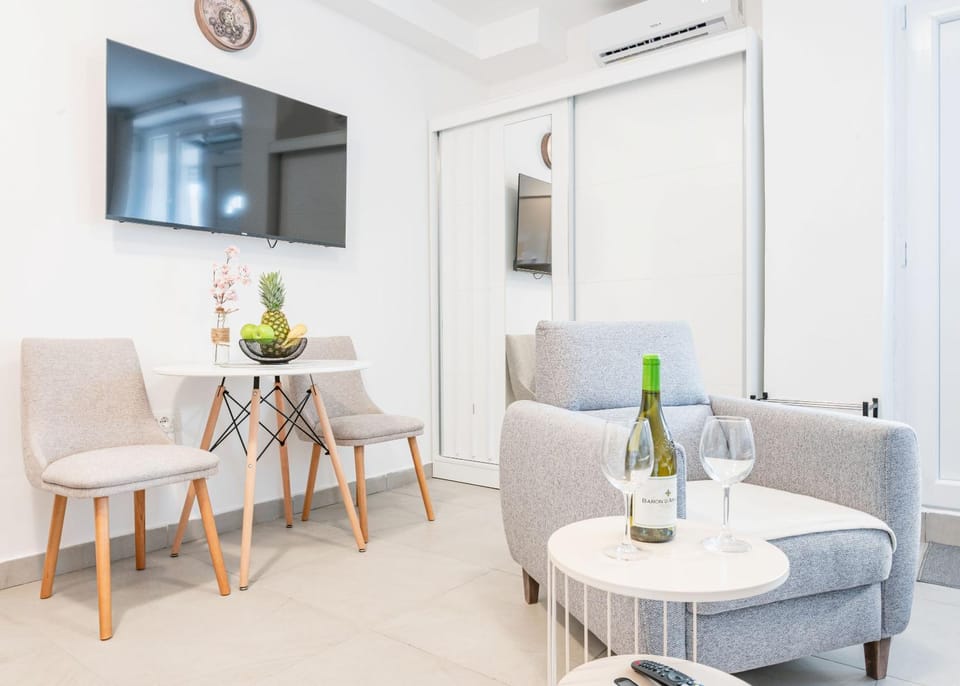 TV and multimedia, Living room, Seating area, Dining area, air conditioner