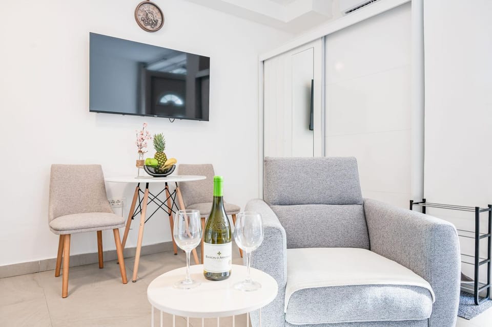 TV and multimedia, Seating area, Dining area, wardrobe