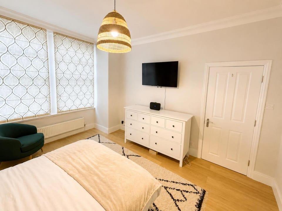 3-Bedroom W12 Home Near Westfield & Central London House in London Borough of Ealing