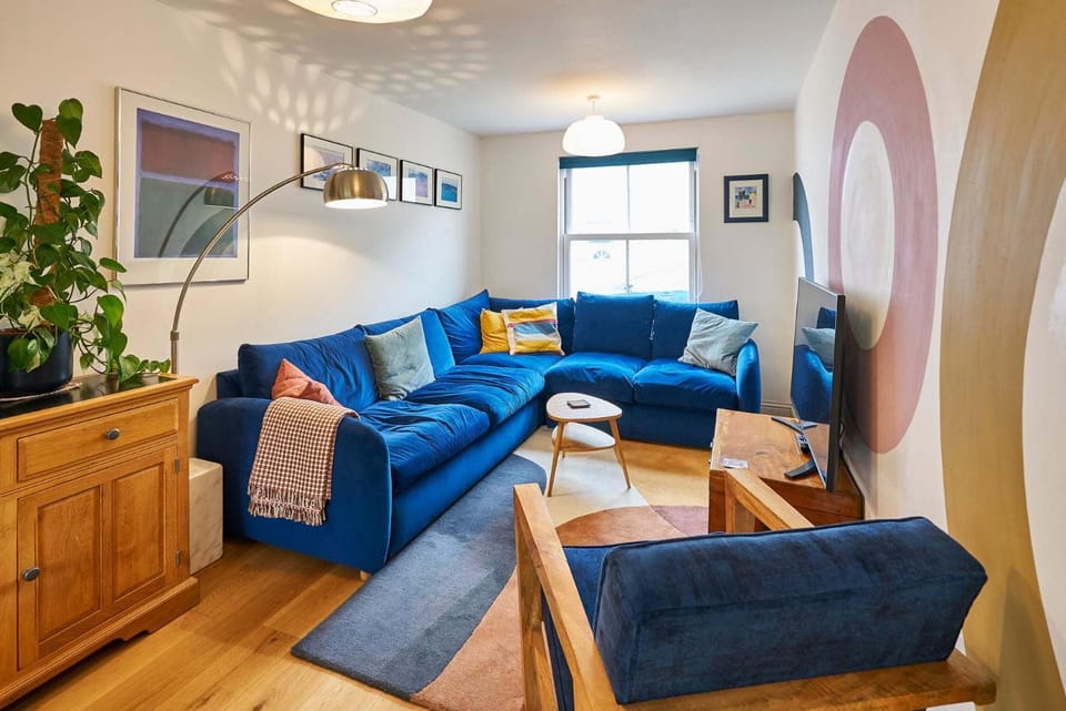 TV and multimedia, Living room, Decorative detail, Seating area