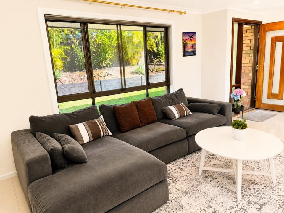 Hilltop View & Family Comfort | Sleep 6 House in Brisbane