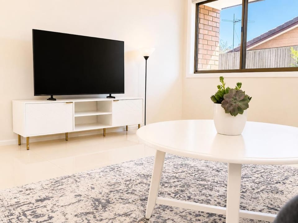 Hilltop View & Family Comfort | Sleep 6 House in Brisbane