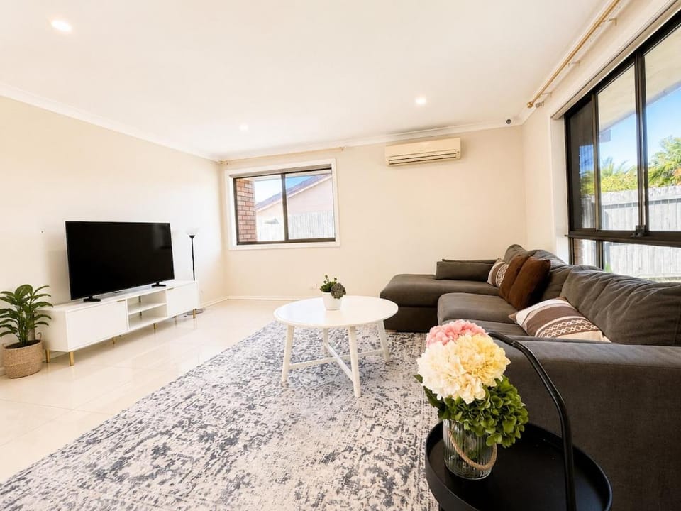 Hilltop View & Family Comfort | Sleep 6 House in Brisbane