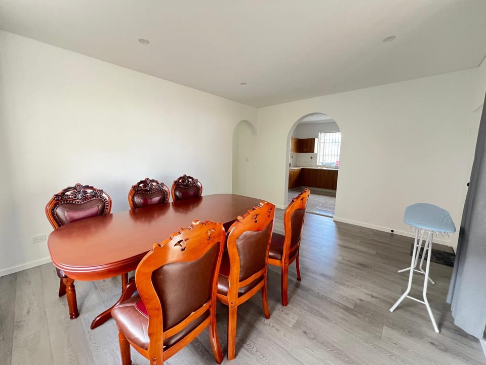 Spacious Queen Room - Train Station - NG5 Vacation rental in Sydney