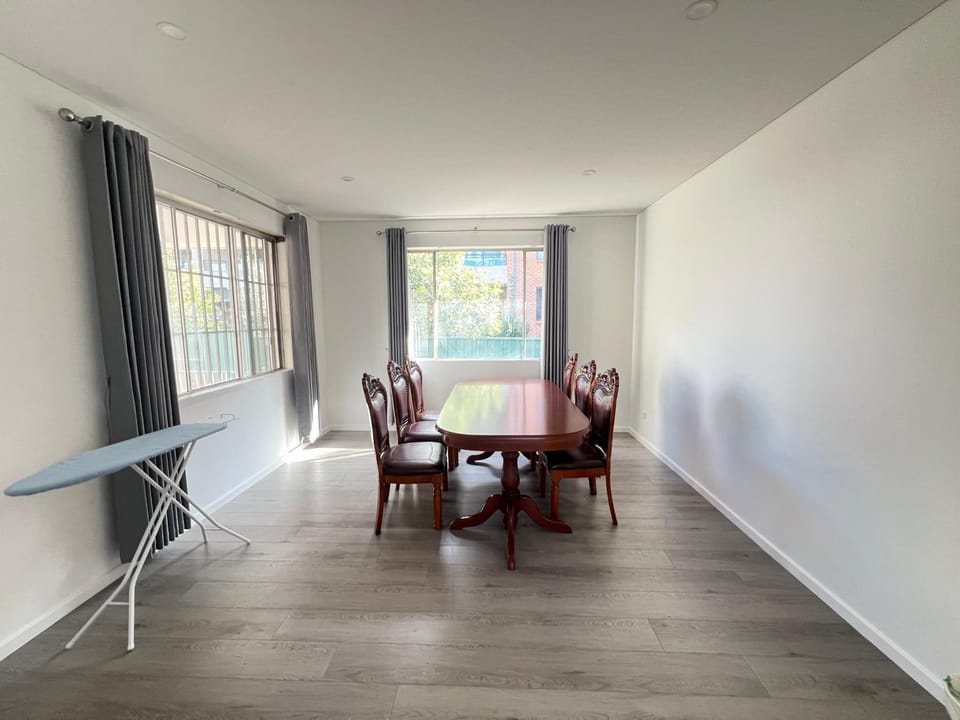 Spacious Queen Room - Train Station - NG5 Vacation rental in Sydney