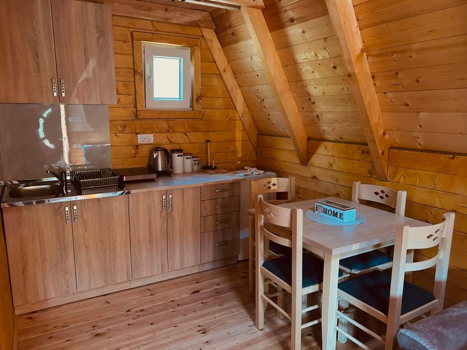 Kitchen or kitchenette, Dining area, stove