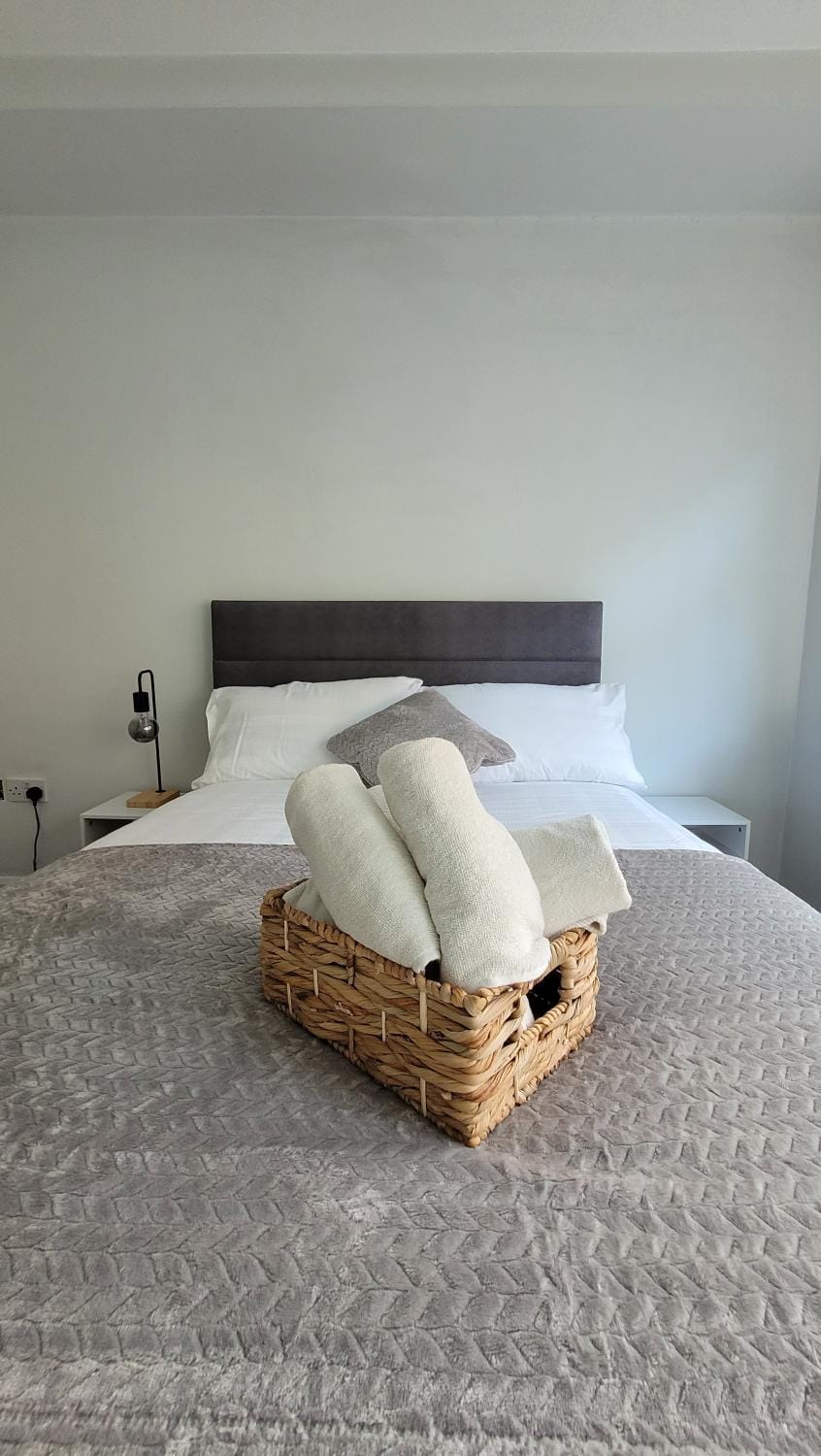 Bed, Bedroom, towels