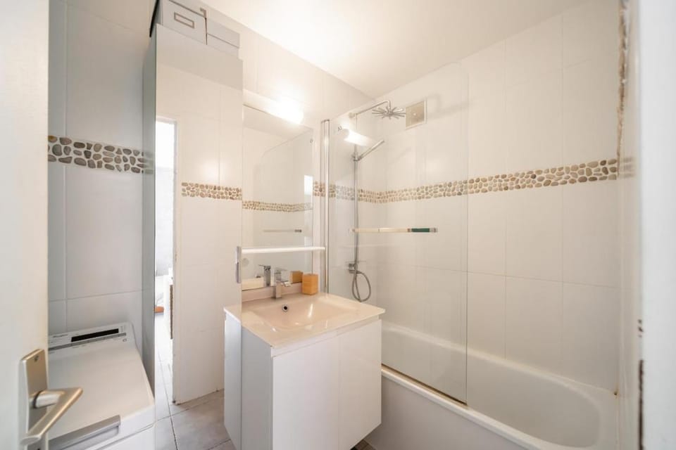 Hello Côte D'Azur - Apartment with wooded terrace and pool view Apartment in Cagnes-sur-Mer