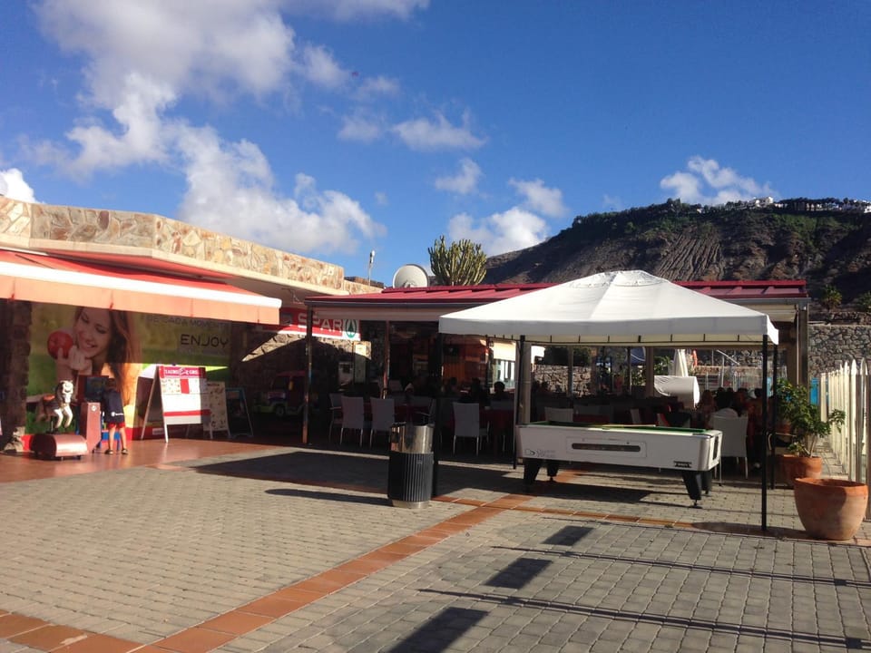 Restaurant/places to eat, Supermarket/grocery shop, Swimming pool, Swimming pool